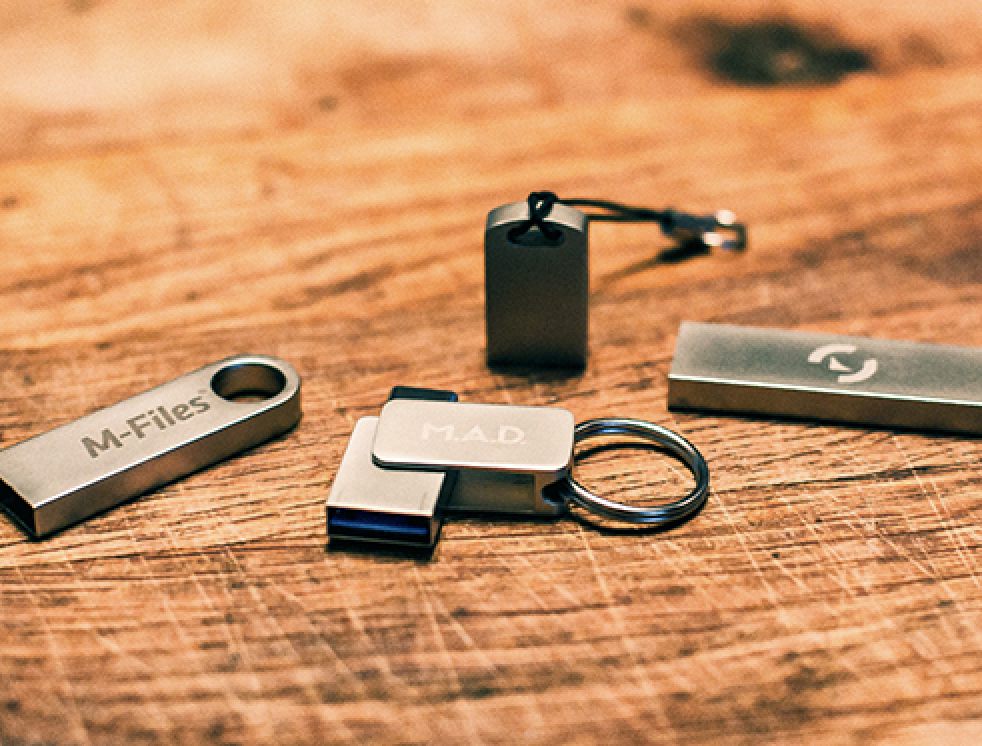 Metallinen USB-muistitikku kaiverrettuna omalla logolla MyHappyLogo