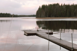 myhappylogo järvimaisema mökki palju suomi talvi promotuotteet logotuotteet pipo talvihattu omalla logolla