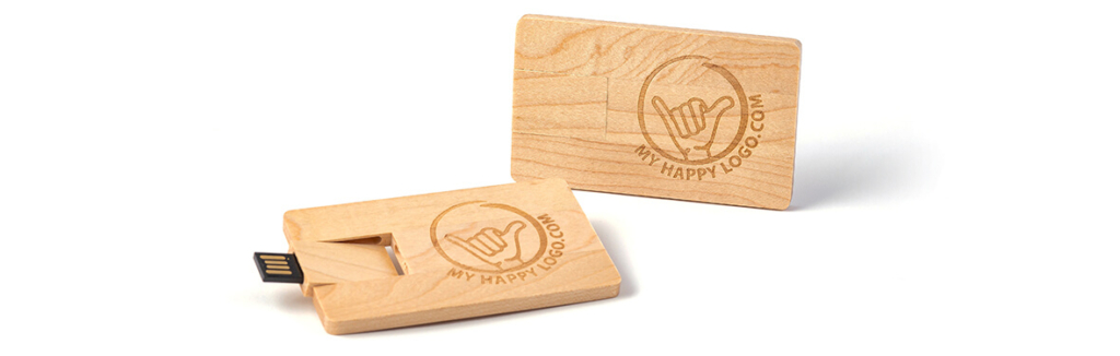 puinen kortinmuotoinen usb-muistitikku logolla tiedon jakamiseen, MyHappyLogo