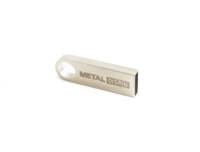 Pieni metallinen USB tikku kaiverrettuna